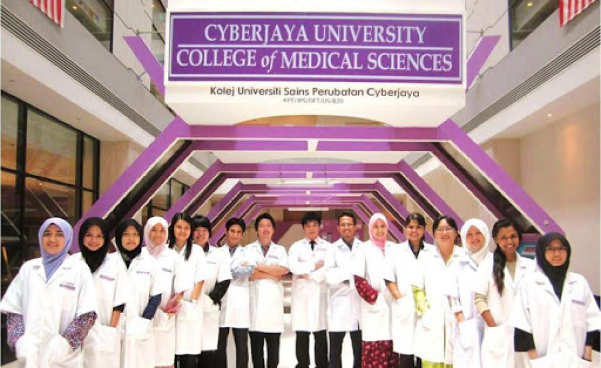 ⚖️ مقارنة شاملة بين جامعة سايبيرجايا (UoC) وجامعة آسيا والمحيط الهادئ (APU) لعام 2026